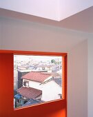 Raum mit rotgestrichener Wand und Fenster