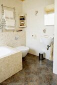 Modernes Bad mit Toilette und Badewanne vor Mosaikfliesen