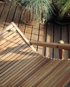 Liegestuhl aus Holzlamellen auf Holzterrasse