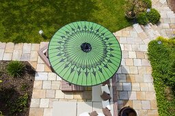 Blick auf grünen Sonnenschirm auf Terrasse