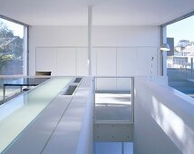 Offener Designer Wohnraum mit einsehbarem Treppenhaus