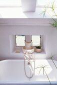 Porzellankrug mit Waschschüssel in kleiner Fensternische über Wanne mit Retro-Armatur in Bad mit Oberlicht