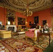Apricot und Gold in Salon mit reich verzierter Decke und antiken Teppichen und Möbeln