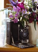 Alte Rolleiflex-Kamera und frische Blumen