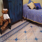 Ein Kinderzimmer, das mit einem bemalten Schrank und einen illusionistischen Teppichboden ausgestattet ist