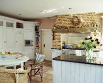 Alte Küche mit gemauertem Kamin im Landhausstil