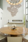 Runder Designer Tisch aus Holz im modernen Wohnraum