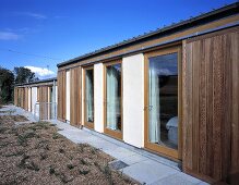 Zeitgenössische Wohnpavillonanlage mit Schiebeelementen aus Holz