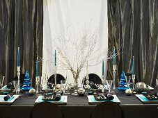 Festlich gedeckter Weihnachtstisch in Blau und Silber