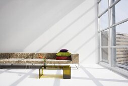 Sofa & Couchtisch in modernem Wohnzimmer mit grosser Fensterfront