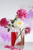 Seerosen und Rosen in Glasvasen