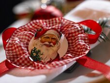 Gedeck mit Serviette und Weihnachtsmann-Oblate