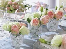 Romantische Tischdeko mit Lisianthus und Rosen