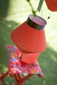 Rote Lampions als Deko fürs Gartenfest