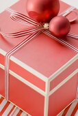 Rote Schachtel, weihnachtlich dekoriert