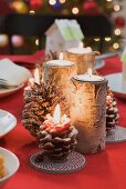 Brennende Kerzen auf weihnachtlichem Tisch