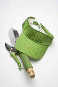 Gartenwerkzeug und grüne Mütze