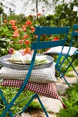 Kissen & Tablett auf Klappstuhl in sommerlichem Garten