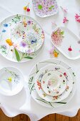 Geschirr mit verschiedenen floralen Dekoren (Aufsicht)