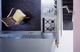Blick auf Küchengasherd und Sessel im 50er Jahre Stil