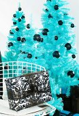 Blaue Christbäume und schwarzweisses Weihnachtspäckchen