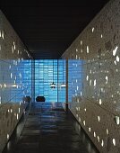 Flur mit Lichtreflexionen auf Steinfliesen an Wand und Schieferplatten auf Boden