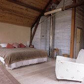 Ein Schlafzimmer teilweise mit Holzverkleidung