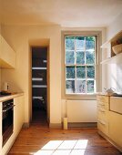 Rustikale Küche mit altem Dielenboden und moderner Küchenausstattung