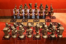 Schachfiguren auf in Glasplatte geätztem Spielfeld