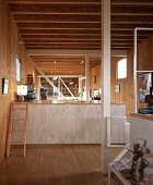 Modernes japanisches Wohnhaus mit podestartigen Einbauten und Holzverkeidung an Wand und Decke