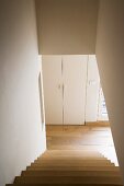 Minimalistischer Treppenabgang im zeitgenössischen Architekturstil einer Maisonette-Wohnung