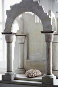 Modell eines antiken Portals mit Säulen aus Stein als Badezimmerdekoration