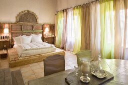 Mediterranes Hotelzimmer mit Matratze auf Holzpodest