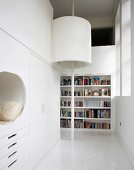 Raum mit Einbauschränken, Wandnische & Bücherregal