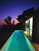 Terrasse mit Pool in Abendstimmung