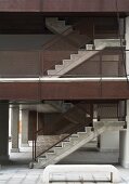 Treppenaufgang aus Beton und rostigem Stahl