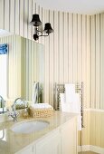 Cremefarbenes Badezimmer im traditionellen Stil mit gestreifter Tapete, Schirmlämpchen und Marmorwaschtisch