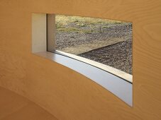 Fensterausschnitt in gebogener Wand aus Holz