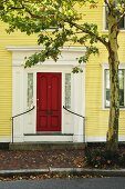 Gelbes Haus mit roter Eingangstür