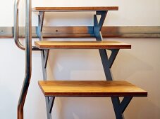 Schlichte Treppe mit Holzstufen und Metallunterkonstruktion