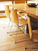 Esstisch aus Holz mit Stühlen
