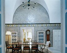 Traditionelle, nordafrikanische Wandfliesen in Speiseraum mit antik europäischer Möblierung