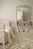 Schlafraum mit heller gemusterter Tapete und Teppichboden mit modernem hellen Muster