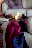 Purpurfarbene Decke auf einem weissen Sessel