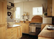 Kitchen with solid wood fronts and L-shaped kitchen unit