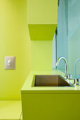 Designer-Bad in Grün für kleines Appartement