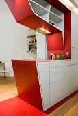 Skulpturale Küchenzeile in einem kleinen Appartement