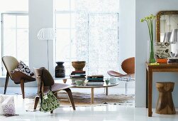 Wooden, fifties-style chairs and coffee table in modern interior