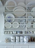 Küchenboard mit Geschirr und Aufbewahrungsdosen im Landhausstil