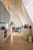 Offener Dachraum mit moderner Küche